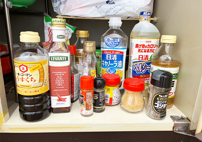 ブックエンドで調味料収納（撮影：grapeライフハック編集部）