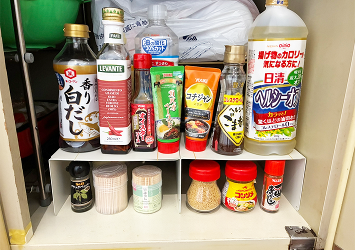 ブックエンドで調味料収納（撮影：grapeライフハック編集部）