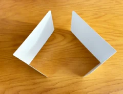 ブックエンドで調味料収納（撮影：grapeライフハック編集部）