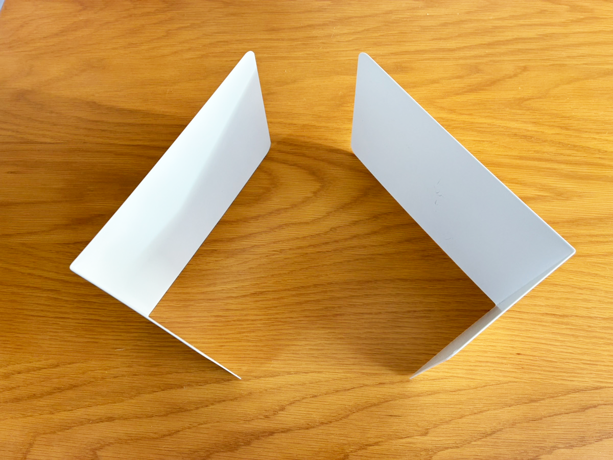 ブックエンドで調味料収納（撮影：grapeライフハック編集部）