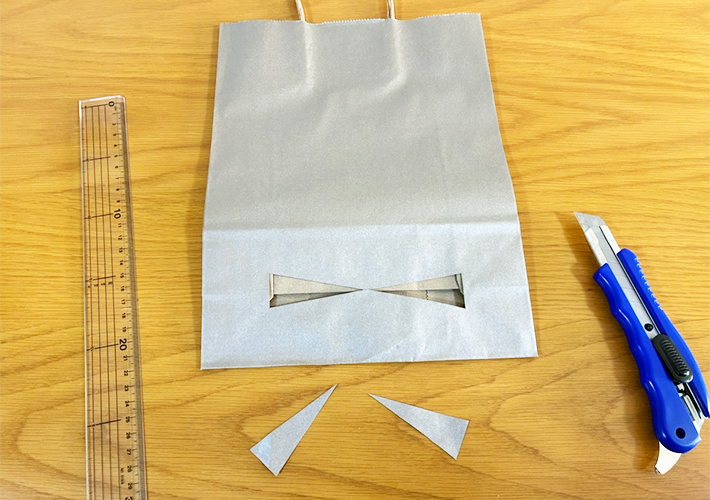 紙袋のリメイク（撮影：grapeライフハック編集部）