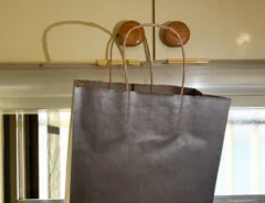 紙袋のリメイク（撮影：grapeライフハック編集部）