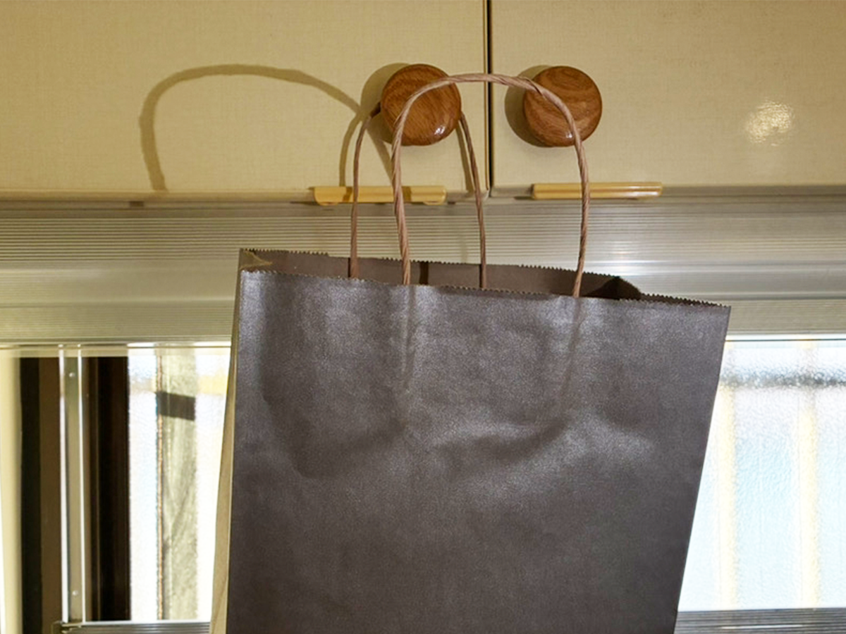 紙袋のリメイク（撮影：grapeライフハック編集部）