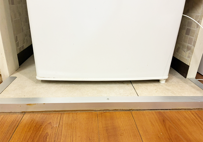 クリアファイルで冷蔵庫の掃除（撮影：grapeライフハック編集部）