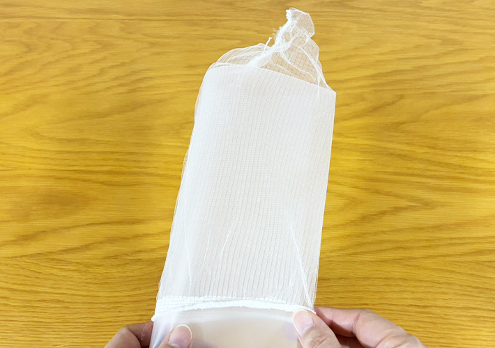 クリアファイルで冷蔵庫の掃除（撮影：grapeライフハック編集部）