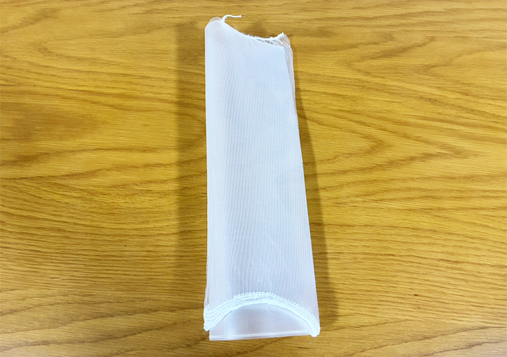 クリアファイルで冷蔵庫の掃除（撮影：grapeライフハック編集部）