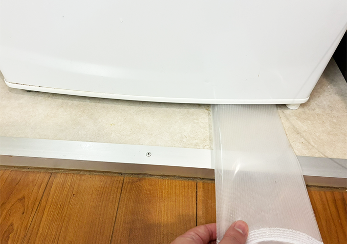 クリアファイルで冷蔵庫の掃除（撮影：grapeライフハック編集部）