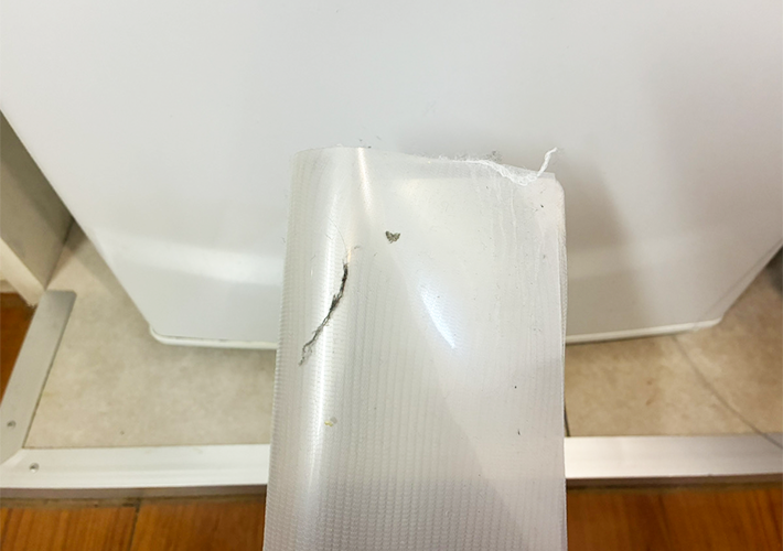 クリアファイルで冷蔵庫の掃除（撮影：grapeライフハック編集部）