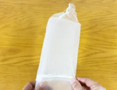 クリアファイルで冷蔵庫の掃除(撮影:grapeライフハック編集部)