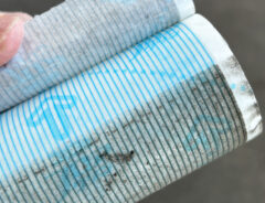 コロコロで網戸を掃除すると? 1枚使った結果に…「めっちゃゴミが取れるし、手間いらず」