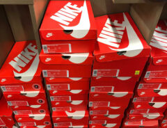 「ふっかふかで宙に浮いてる心地!」「見た目がとにかくキュートすぎる」 『NIKE公式店』がかわいくて快適な厚底シューズをセール中!