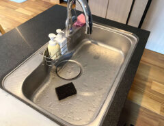 シンクの排水口ゴミ受けは「もう二度と掃除しません」　『山崎実業』にかかれば一瞬で「めっちゃ快適」「まじ天国」に早変わり！