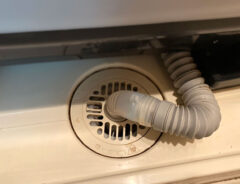 「汚れもニオイもきっつ…!」「もうヤダ触りたくない」 そんな『洗濯機の排水口』にコレを使ってみると…?