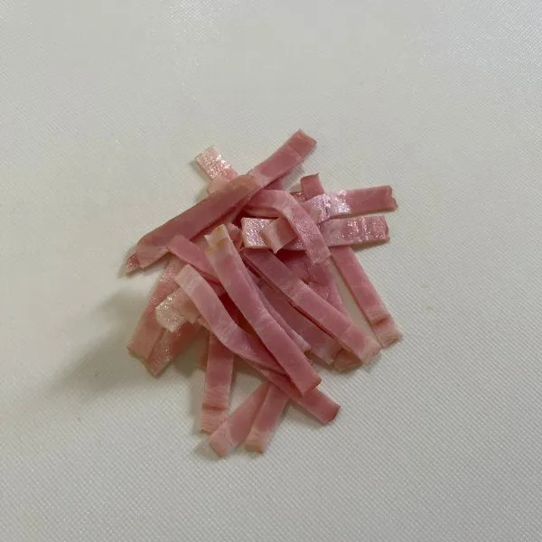 細切りにしたベーコンの写真（撮影：grape編集部）