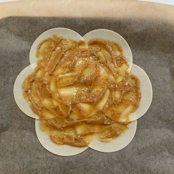 餃子の皮にソースをぬった写真（撮影：grape編集部） width=