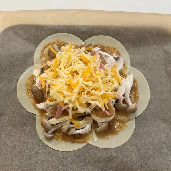 ベーコンとチーズをのせた写真（撮影：grape編集部）