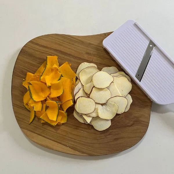 スライスしたサツマイモとカボチャの写真（撮影：grape編集部）