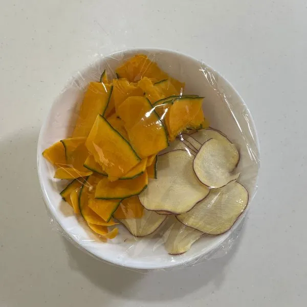 レンジで加熱したサツマイモとカボチャの写真（撮影：grape編集部）