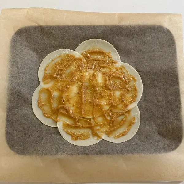 餃子の皮にソースを塗った写真（撮影：grape編集部）