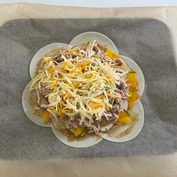 ツナとチーズをのせた写真（撮影：grape編集部）