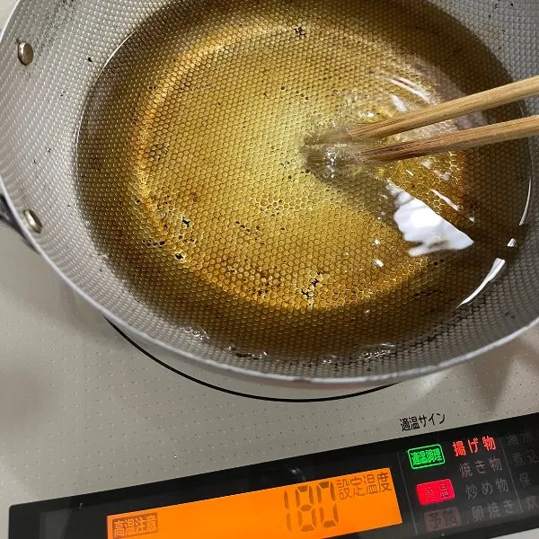 油に入れた菜箸から細かい泡が出ている写真（撮影：grape編集部）