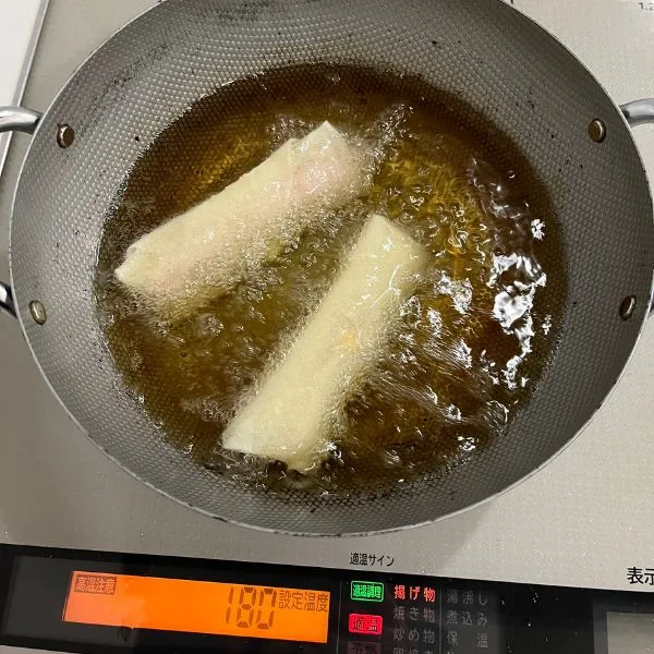 油で春巻きをあげている写真（撮影：grape編集部）