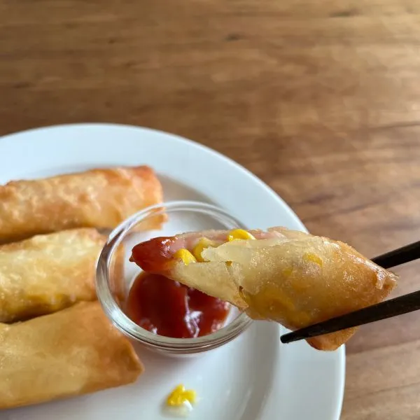 春巻きにケチャップをつけた写真（撮影：grape編集部）