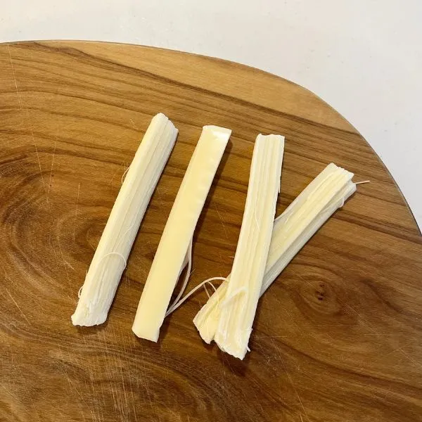 4等分に裂いたさけるチーズの写真（撮影：grape編集部）