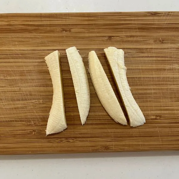 縦に4等分に切ったバナナの写真（撮影：grape編集部）