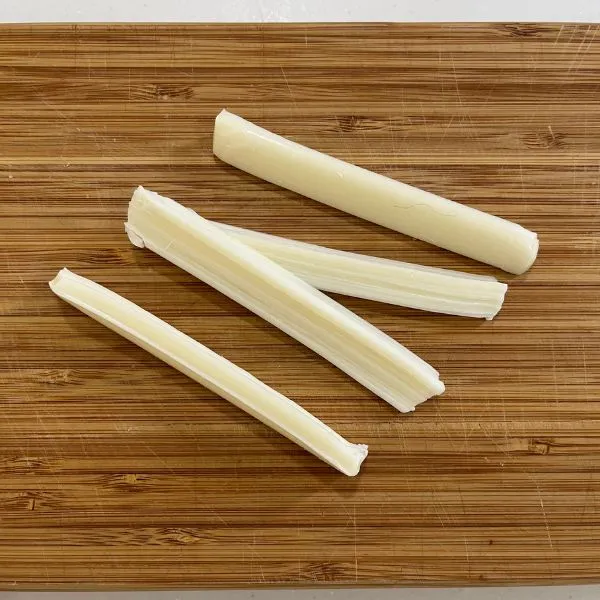 4等分に裂いたさけるチーズの写真（撮影：grape編集部）