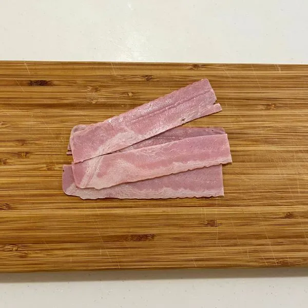 縦半分に切ったベーコンの写真（撮影：grape編集部）