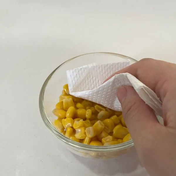 コーンの水気を切っている写真（撮影：grape編集部）