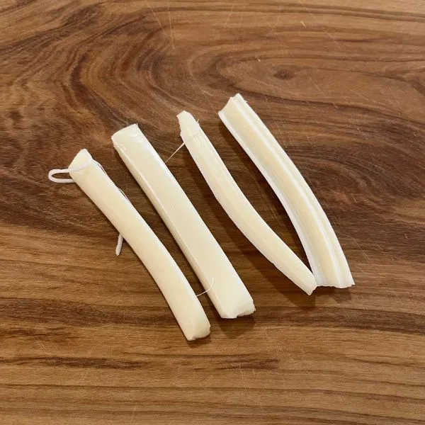 4等分に裂いたさけるチーズの写真（撮影：grape編集部）