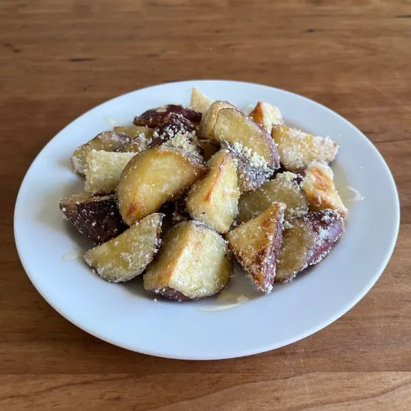 完成したサツマイモのハニーバター揚げの写真（撮影：grape編集部）