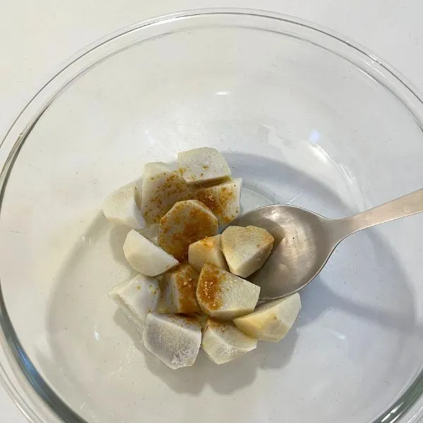 里芋に味つけしている写真（撮影：grape編集部）