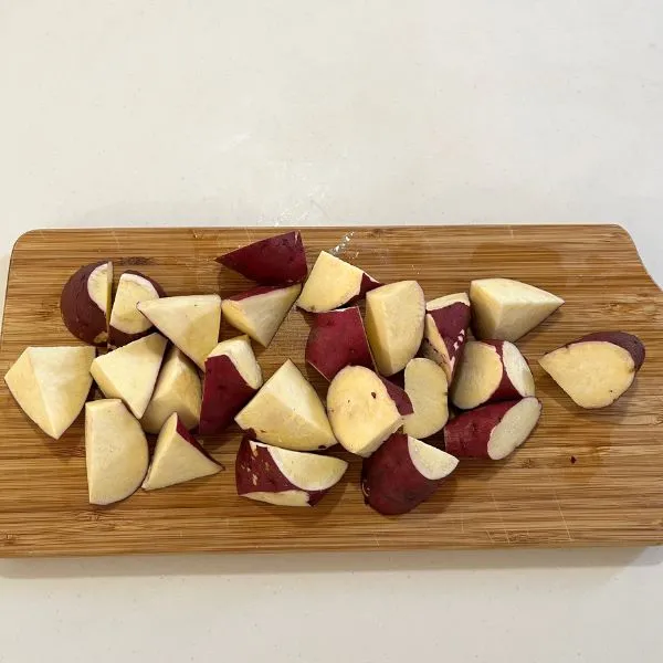 乱切りにしたサツマイモの写真（撮影：grape編集部）