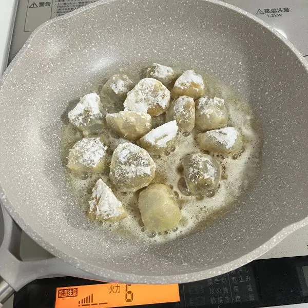 里芋を調理している写真（撮影：grape編集部）