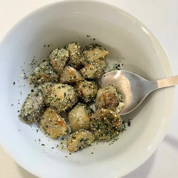 里芋に味つけをしている写真（撮影：grape編集部）