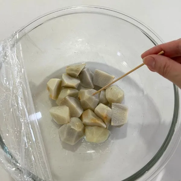 里芋に竹串を刺している写真（撮影：grape編集部）