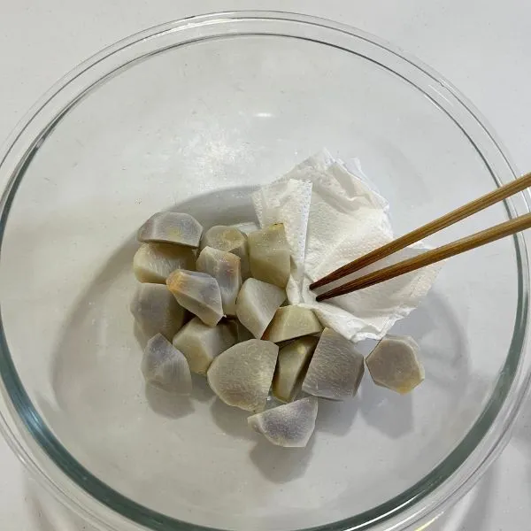 里芋の水気を拭き取っている写真（撮影：grape編集部）