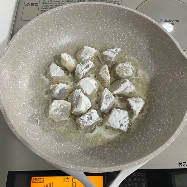 片栗粉をまぶした里芋をフライパンで調理している写真（撮影：grape編集部）