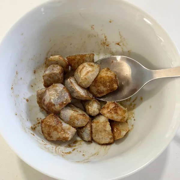 里芋に味つけしている写真（撮影：grape編集部）