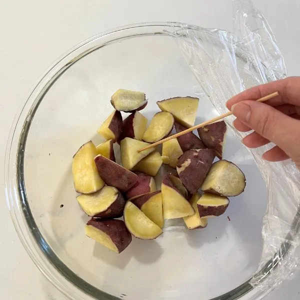 サツマイモに竹串を刺している写真（撮影：grape編集部）