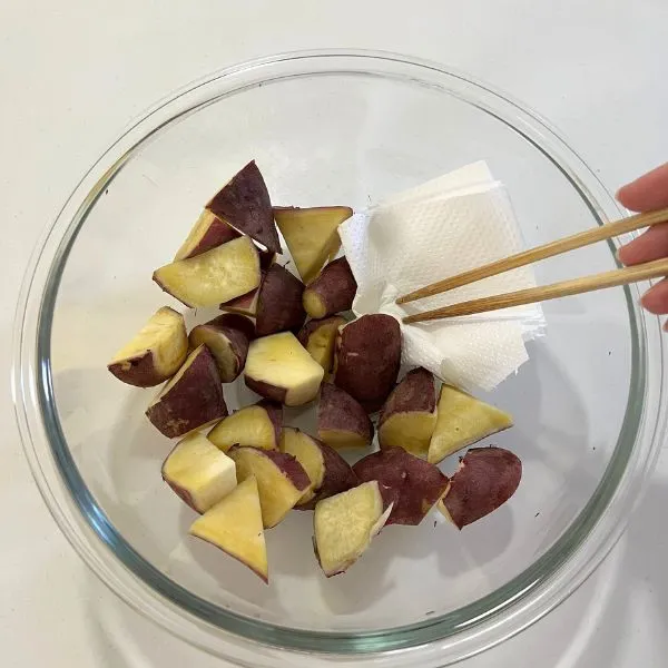 サツマイモの水気を拭き取っている写真（撮影：grape編集部）