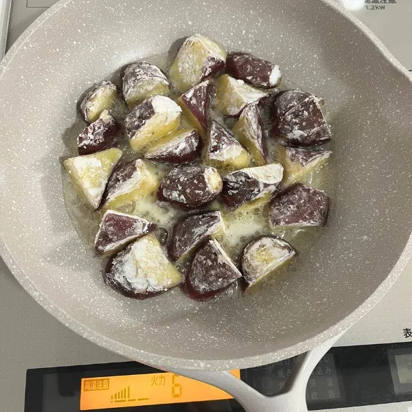 フライパンに入った片栗粉をまぶしたサツマイモの写真（撮影：grape編集部）