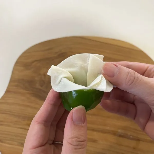 ピーマンに餃子の皮をはめ込んでいる写真（撮影：grape編集部）