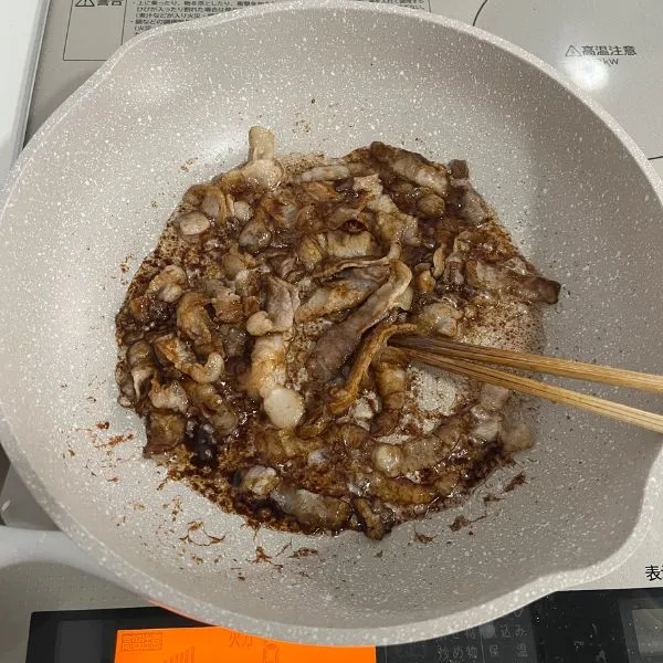 豚肉を炒めている写真（撮影：grape編集部）