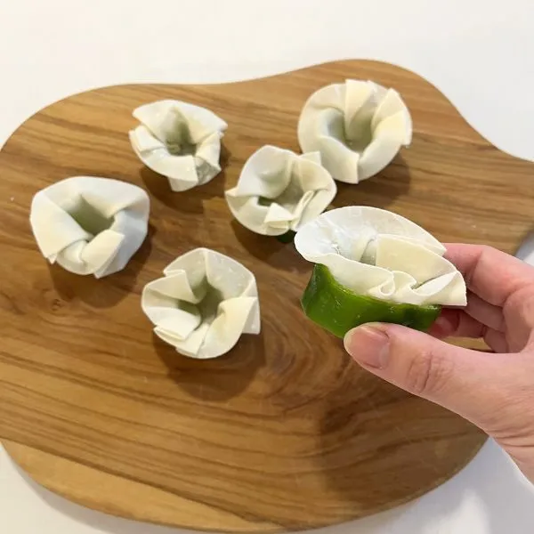 ピーマンに餃子の皮をはめ込んでいる写真（撮影：grape編集部）