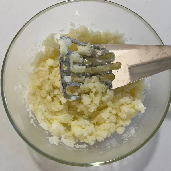 ゆでたジャガイモをつぶしている写真（撮影：grape編集部）