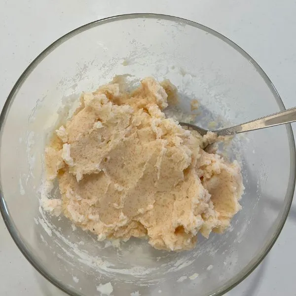 明太子をマッシュポテトに混ぜ合わせている写真（撮影：grape編集部）